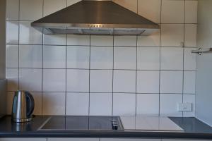 Kuchyň nebo kuchyňský kout v ubytování Azena Suites & Apartment