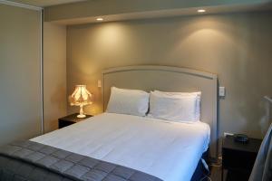 Postel nebo postele na pokoji v ubytování Azena Suites & Apartment