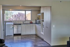 A kitchen or kitchenette at Azena Suites & Apartment