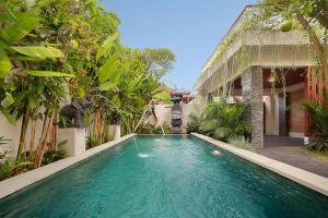 una piscina en medio de una casa en Askara Villa Uluwatu, en Uluwatu