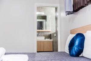 Lakes and Ocean Hotel Forster客房内的一张或多张床位