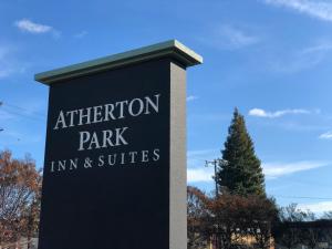 una señal de entrada a un parque de atracciones en Atherton Park Inn and Suites, en Redwood City
