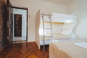 Un pat sau paturi într-o cameră la Azure Adriatic