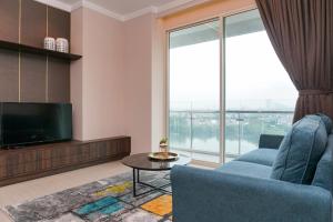 Μια τηλεόραση ή/και κέντρο ψυχαγωγίας στο Cozy and Comfy 2BR Citralake Suites Apartment By Travelio