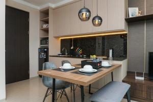 Η κουζίνα ή μικρή κουζίνα στο Cozy and Comfy 2BR Citralake Suites Apartment By Travelio