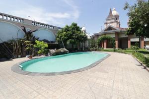 uma piscina num pátio com um edifício em Hotel Antariksa em Dupak