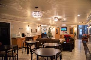 um restaurante com mesas e cadeiras num quarto em Premium Inn and Suites em Killeen