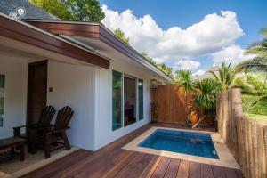 une maison avec une piscine sur une terrasse en bois dans l'établissement Krabi Resort- SHA Extra Plus, à Ao Nang Beach