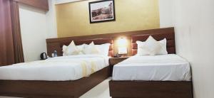 Postel nebo postele na pokoji v ubytování Hotel Crystal Luxury Inn- Bandra