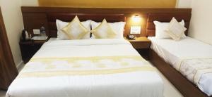 Postel nebo postele na pokoji v ubytování Hotel Crystal Luxury Inn- Bandra