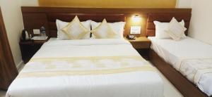 Postel nebo postele na pokoji v ubytování Hotel Crystal Luxury Inn- Bandra