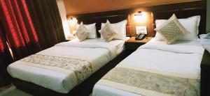 Postel nebo postele na pokoji v ubytování Hotel Crystal Luxury Inn- Bandra