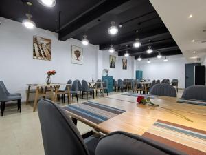 杭州浙大圆正兰社酒店的一间配有木桌和椅子的会议室 更多37张照片