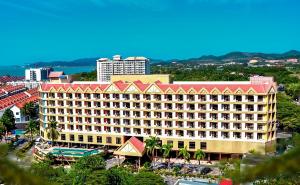 un grand bâtiment d'hôtel avec un toit rouge dans l'établissement Hotel Grand Continental Langkawi, à Kuah