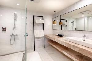 a bathroom with a shower, sink, and tub at Howard Plaza Hotel Hsinchu in Hsinchu City
