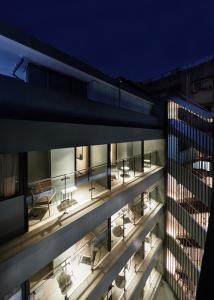 uma vista exterior de um edifício com mesas e cadeiras em Tango Inn Taipei ZhongShan em Taipei