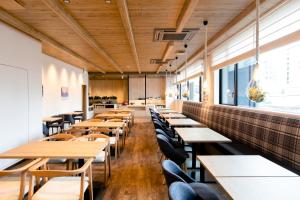札幌市にあるホテル ウィングインターナショナル札幌 すすきののレストランのテーブルと椅子