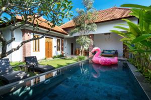 basen na podwórku domu z różowym dmuchanym makaronem w obiekcie Bijia Villa 3BR w Private Pool - Peaceful Quiet Luxury Villa - Near Monkey Forest w mieście Ubud