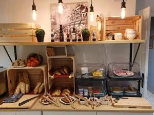een plank gevuld met veel verschillende soorten levensmiddelen bij Hôtel De Paris in Briançon