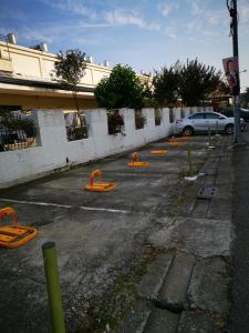 een parkeerplaats met oranje kegels op een parkeerplaats bij 360 Coffee Homestay in Nantou-stad