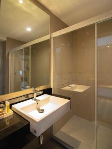 Bathroom sa Fortune View Khong Hotel Nakhon Phanom