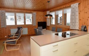 eine Küche und ein Esszimmer mit einem Tisch und Stühlen in der Unterkunft Apartment Alouette Riederalp in Riederalp