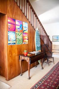 TV a/nebo společenská místnost v ubytování Riverfront Homestay