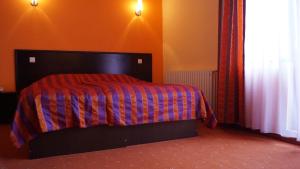 プレデアルにあるPensiunea Kasa Verde Predealのベッドルーム1室(赤と青の毛布付きのベッド1台付)