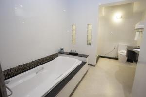 Et badeværelse på Ozone Villa Phuket