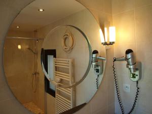 a bathroom with a shower and a mirror at Gites "Pieds dans L'Eau" ou "Plage" en FRONT DE MER à Asnelles , 3km d'Arromanches, 10km de Bayeux in Asnelles +21 photos
