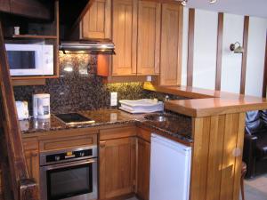 Η κουζίνα ή μικρή κουζίνα στο Maisonnette LE COTTAGE à 50m DE LA PLAGE d'Asnelles , 3km d'Arromanches, 10km de Bayeux