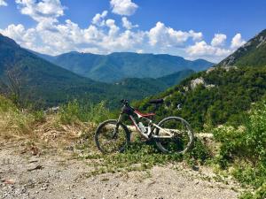 una bicicleta estacionada en el lado de una montaña en Appartements du Vin en Caudiès-de-Fenouillèdes