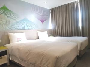 Postel nebo postele na pokoji v ubytování Wholesome Hotel