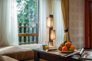 パンポロボにあるPamporovo Central Apartmentsのテーブルとフルーツの盛り合わせが備わる部屋