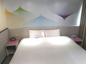 Postel nebo postele na pokoji v ubytování Wholesome Hotel