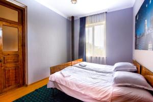 Rúm í herbergi á tomas kokhi