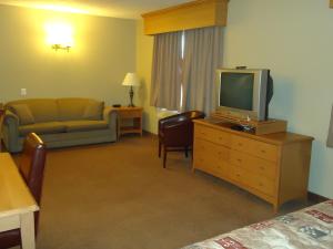 A television and/or entertainment centre at Auberge Bouctouche Inn & Suites