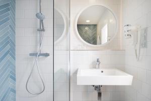 OREA Resort Santon Brno的一间浴室