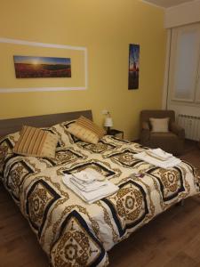 um quarto com uma cama com toalhas em FRANCY HOUSE 2 em Bolonha