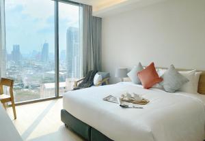 Postel nebo postele na pokoji v ubytování Oakwood Suites Bangkok