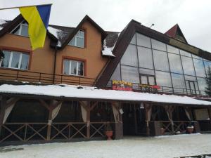 budynek ze śniegiem na górze w obiekcie Беркут w mieście Bukowel