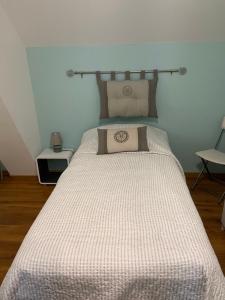ブリアールにあるGîte BRIAREのベッドルーム1室(大型ベッド1台、白い掛け布団付)