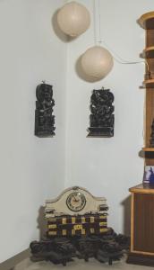 哥印拜陀的住宿－Homestay for Women，坐在书堆上的一个钟
