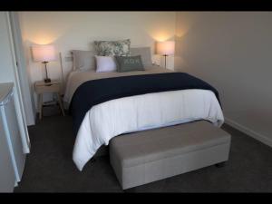 A bed or beds in a room at Wake Field Views