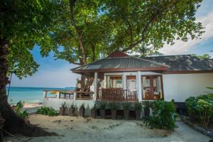 Long Beach Lodge, Chaweng Beach, Koh Samui في شاطئ تشاوينغ: منزل على الشاطئ مع المحيط في الخلفية