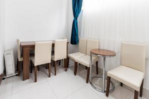 - une salle à manger avec une table et des chaises dans l'établissement Vilenza Hotel, à Londres