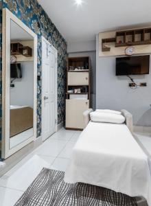 Camera piccola con letto e TV di Vilenza Hotel a Londra