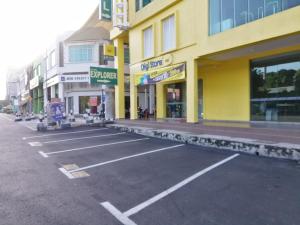 um parque de estacionamento vazio em frente a um edifício em Wanderer In Melaka em Malaca