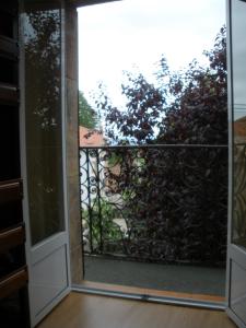 una puerta corredera de cristal con vistas al jardín en Alojamiento rural Las Indianas, en Villar