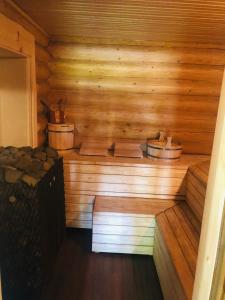 una sauna de madera con 2 ollas y sartenes en Brīvdienu māja Odumiņi, en Leimaņi